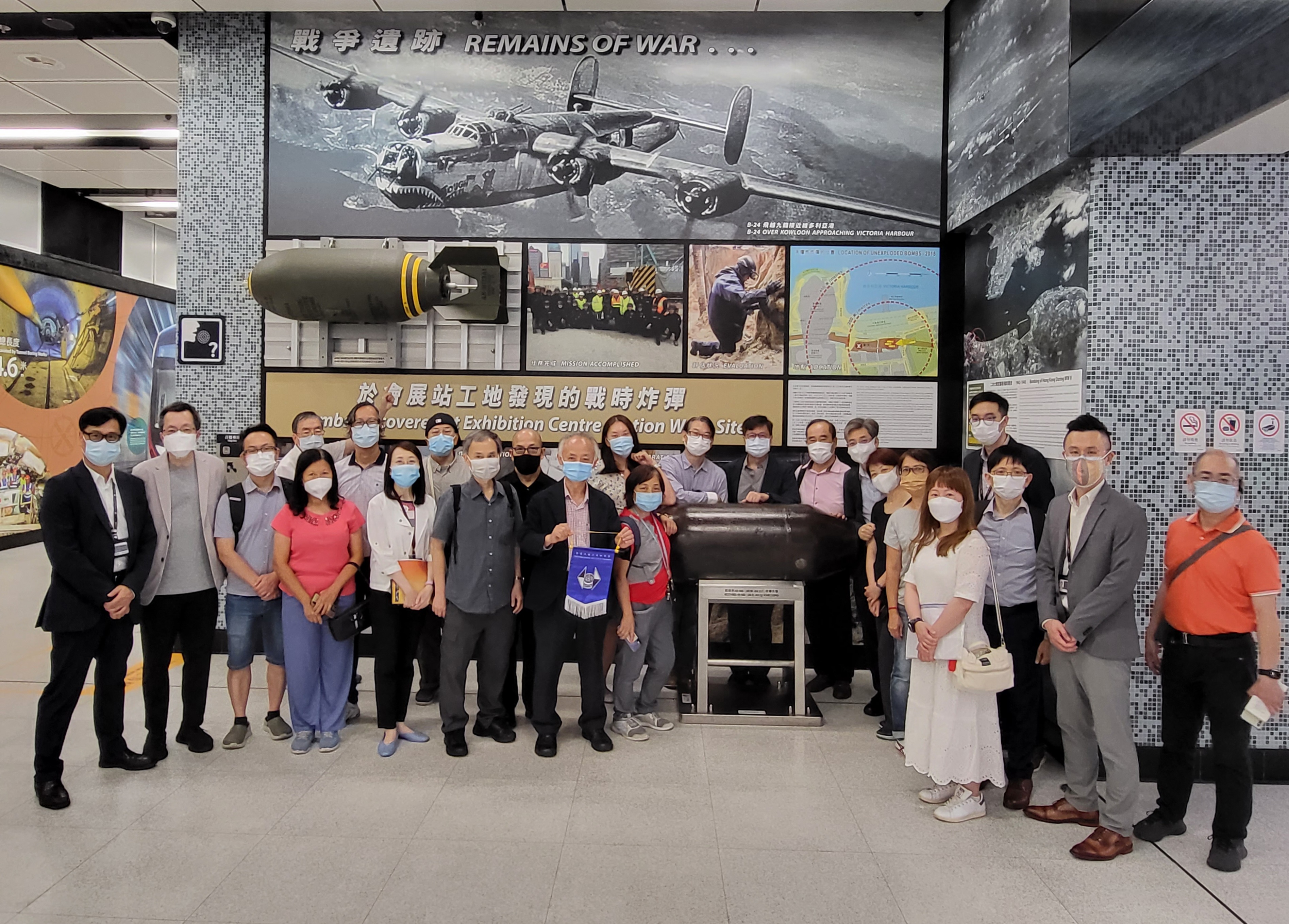 唐偉國主席攜一眾參加者與二戰炸彈合照